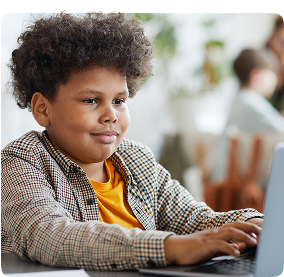Estudante utilizando notebook como ferramenta de aprendizado com o suporte da Amplia Plataforma de Ensino.