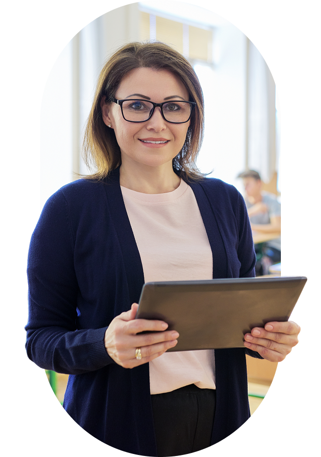 Professora da Amplia Plataforma de Ensino utilizando tecnologia em sala de aula para apoiar o aprendizado dos estudantes.