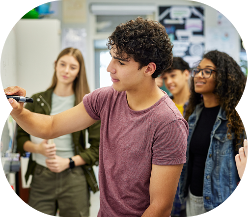 Estudantes realizando atividade colaborativa em sala de aula, aplicando metodologias de aprendizagem apoiadas pela Amplia Plataforma de Ensino.