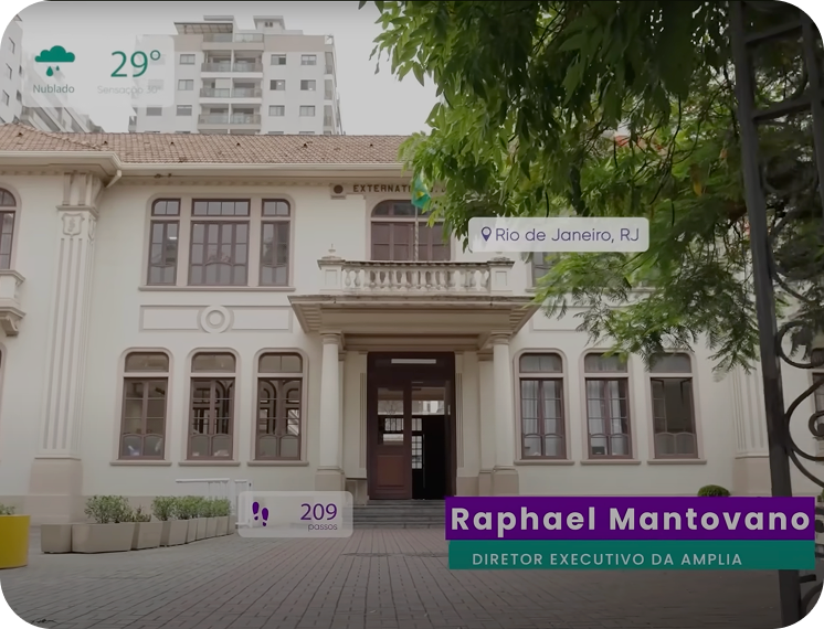 Fachada de escola parceira da Amplia Plataforma de Ensino no Rio de Janeiro, com destaque para o diretor executivo Raphael Mantovano.